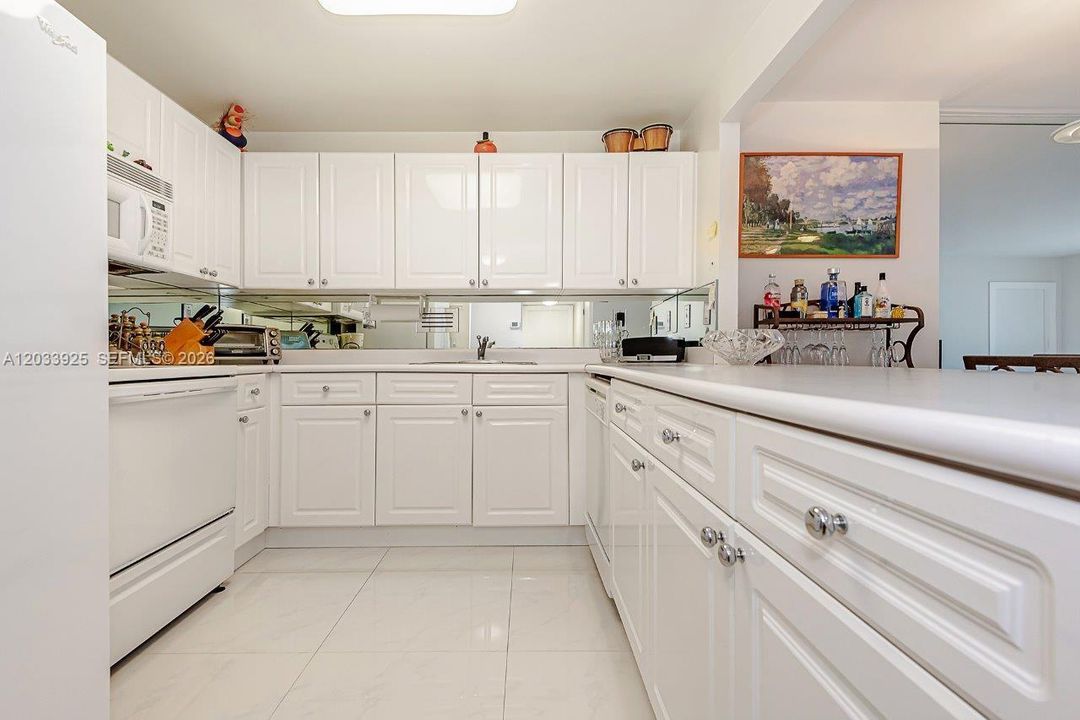 For Rent: $10,000 (1 beds, 1 baths, 960 Square Feet)