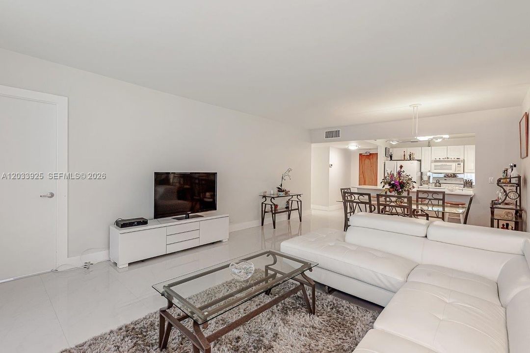 For Rent: $10,000 (1 beds, 1 baths, 960 Square Feet)