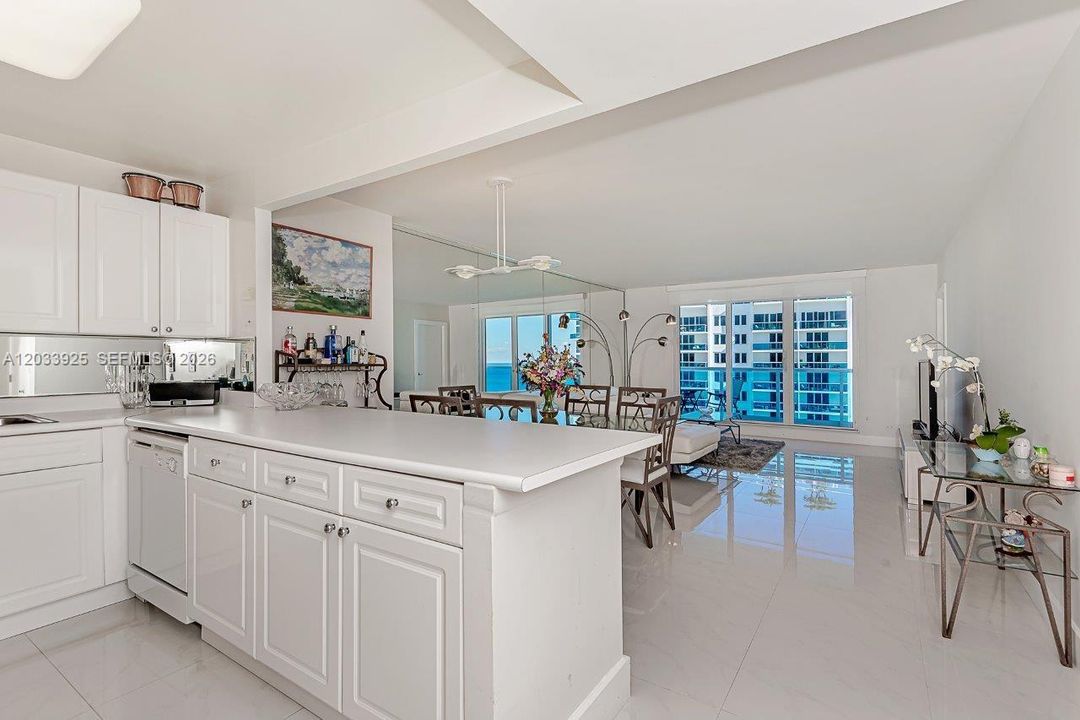 For Rent: $10,000 (1 beds, 1 baths, 960 Square Feet)