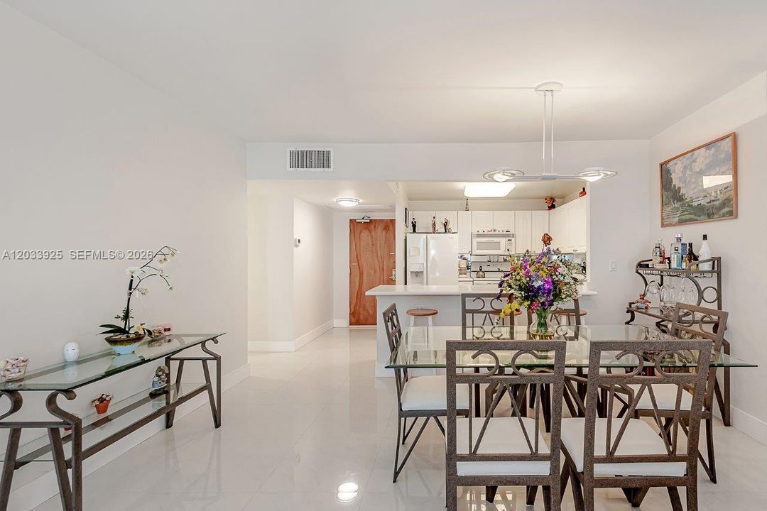 For Rent: $10,000 (1 beds, 1 baths, 960 Square Feet)