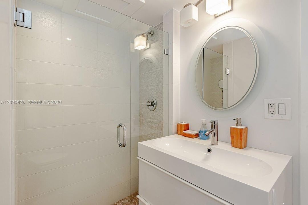 For Rent: $10,000 (1 beds, 1 baths, 960 Square Feet)
