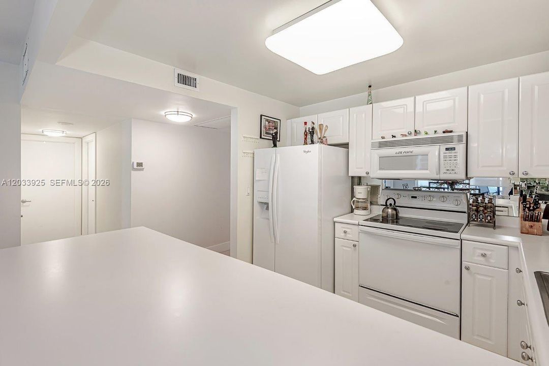 For Rent: $10,000 (1 beds, 1 baths, 960 Square Feet)