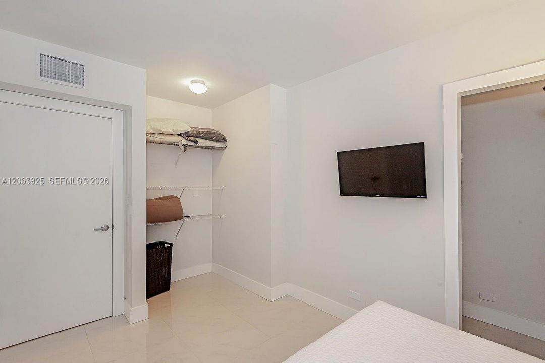 For Rent: $10,000 (1 beds, 1 baths, 960 Square Feet)