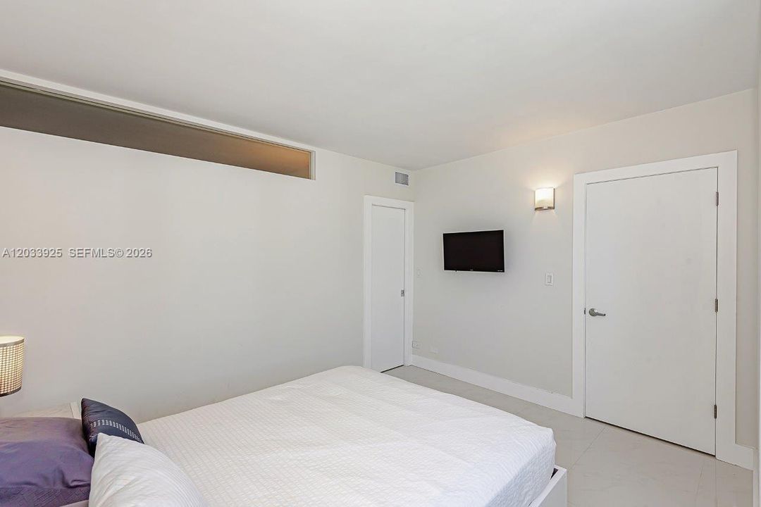 For Rent: $10,000 (1 beds, 1 baths, 960 Square Feet)