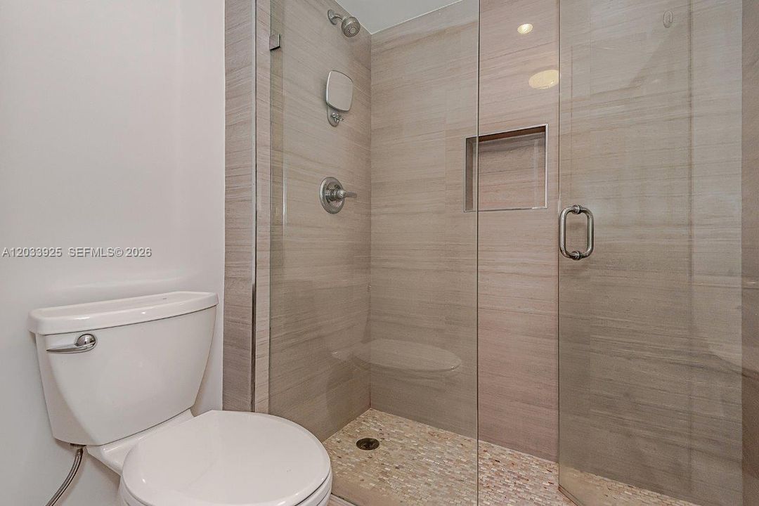 For Rent: $10,000 (1 beds, 1 baths, 960 Square Feet)