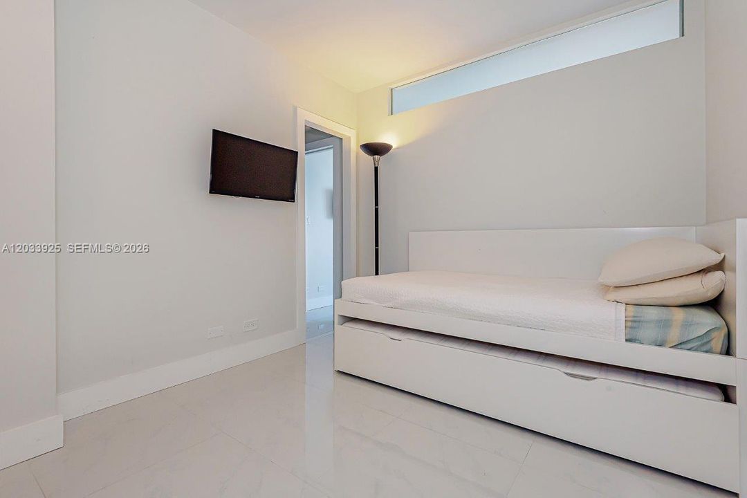 For Rent: $10,000 (1 beds, 1 baths, 960 Square Feet)