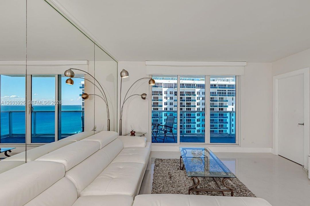 For Rent: $10,000 (1 beds, 1 baths, 960 Square Feet)