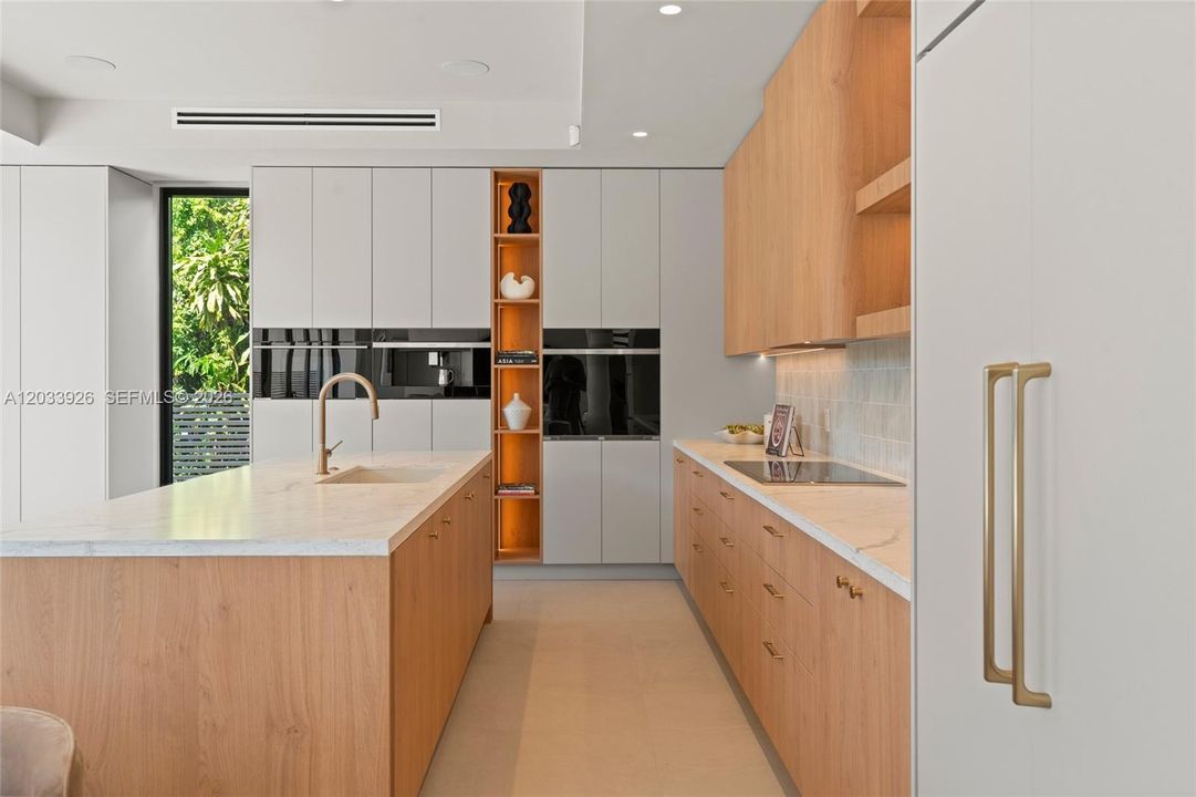 For Sale: $4,250,000 (5 beds, 6 baths, 3904 Square Feet)