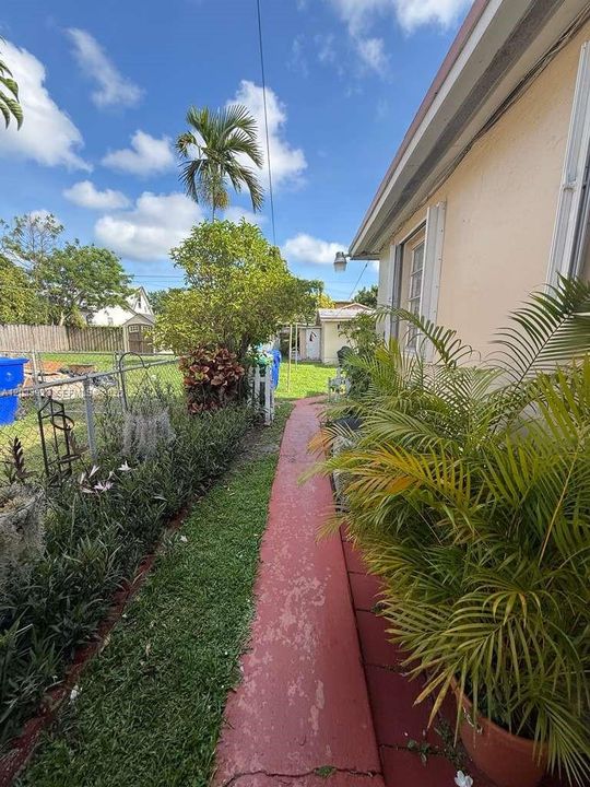 For Rent: $2,300 (2 beds, 1 baths, 1217 Square Feet)