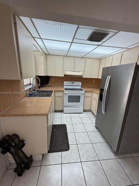 For Rent: $2,300 (2 beds, 1 baths, 1217 Square Feet)