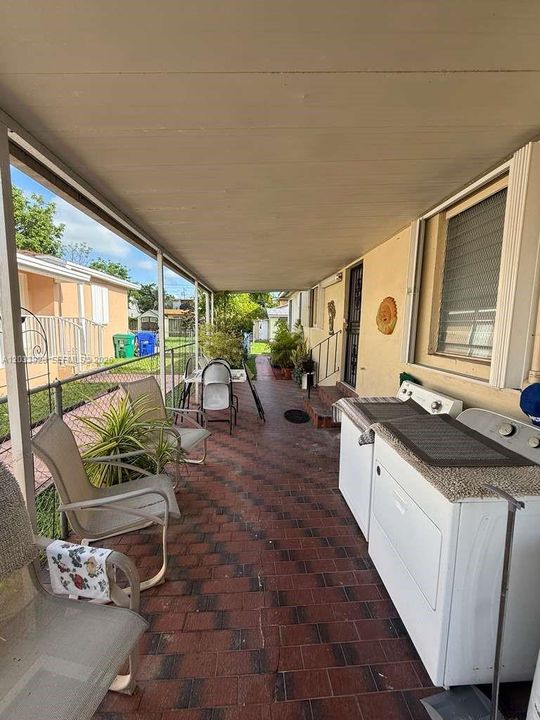 For Rent: $2,300 (2 beds, 1 baths, 1217 Square Feet)