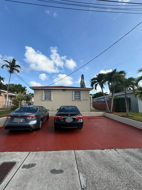 For Rent: $2,300 (2 beds, 1 baths, 1217 Square Feet)