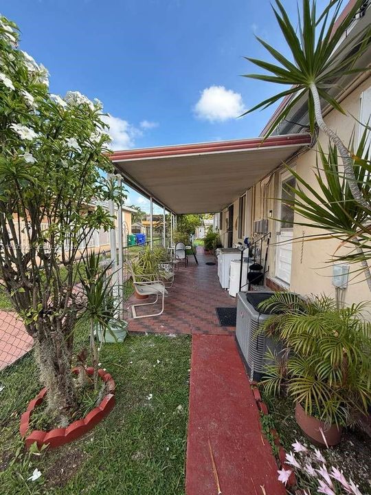 For Rent: $2,300 (2 beds, 1 baths, 1217 Square Feet)