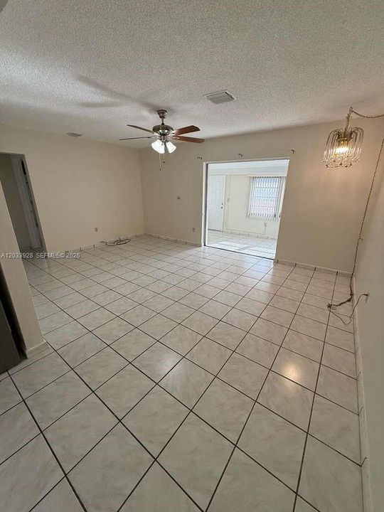 For Rent: $2,300 (2 beds, 1 baths, 1217 Square Feet)