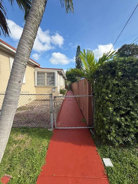 For Rent: $2,300 (2 beds, 1 baths, 1217 Square Feet)