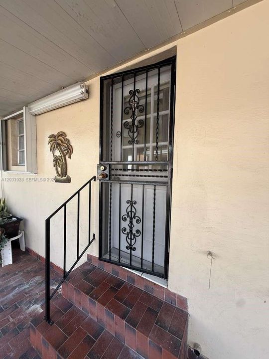 For Rent: $2,300 (2 beds, 1 baths, 1217 Square Feet)