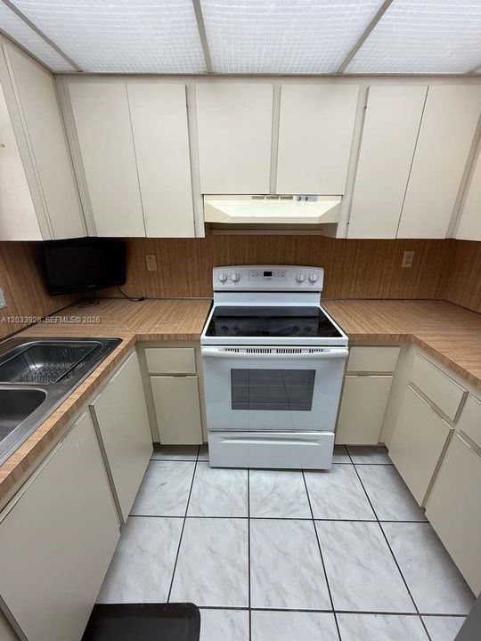For Rent: $2,300 (2 beds, 1 baths, 1217 Square Feet)