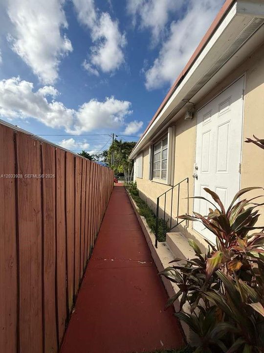 For Rent: $2,300 (2 beds, 1 baths, 1217 Square Feet)