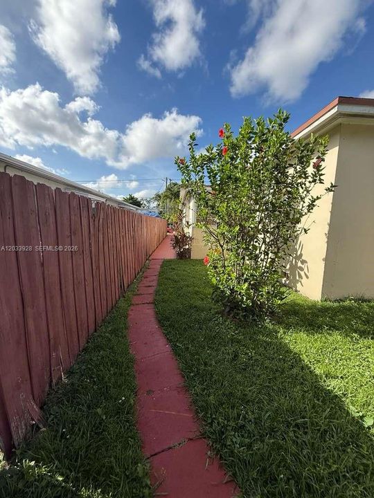 For Rent: $2,300 (2 beds, 1 baths, 1217 Square Feet)