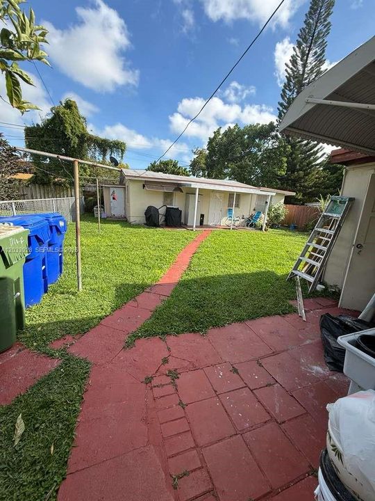 For Rent: $2,300 (2 beds, 1 baths, 1217 Square Feet)