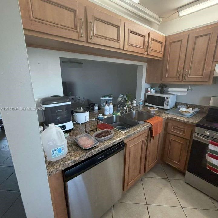 For Rent: $2,100 (2 beds, 2 baths, 806 Square Feet)