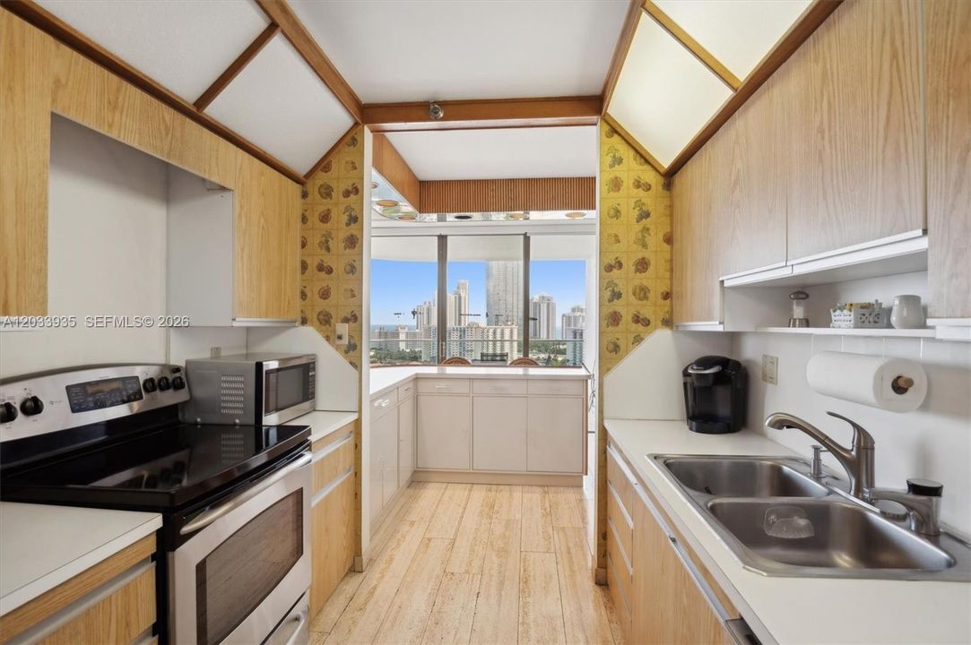 For Sale: $799,000 (2 beds, 2 baths, 1904 Square Feet)