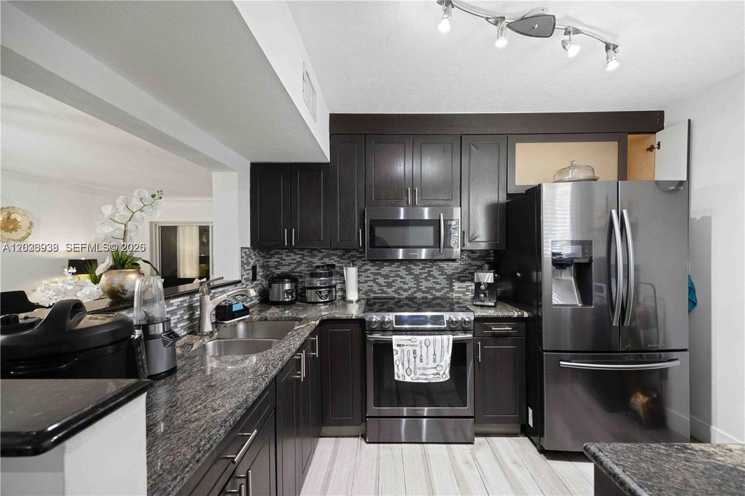 В аренду: $2,850 (3 спален, 2 ванн, 1090 Квадратных фут)