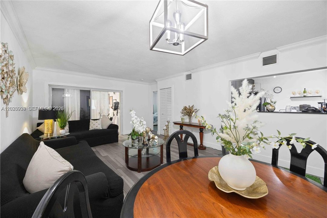 В аренду: $2,850 (3 спален, 2 ванн, 1090 Квадратных фут)