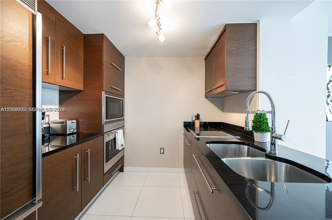 For Sale: $1,150,000 (2 beds, 1 baths, 953 Square Feet)