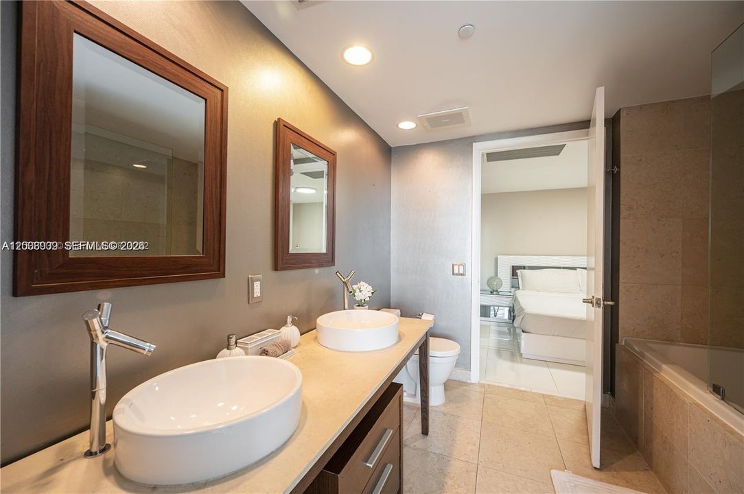 For Sale: $1,150,000 (2 beds, 1 baths, 953 Square Feet)