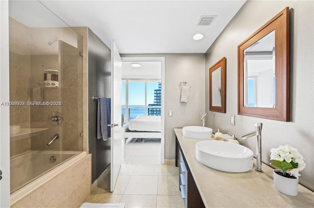 For Sale: $1,150,000 (2 beds, 1 baths, 953 Square Feet)