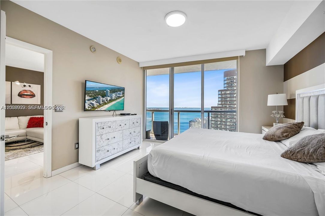 For Sale: $1,150,000 (2 beds, 1 baths, 953 Square Feet)