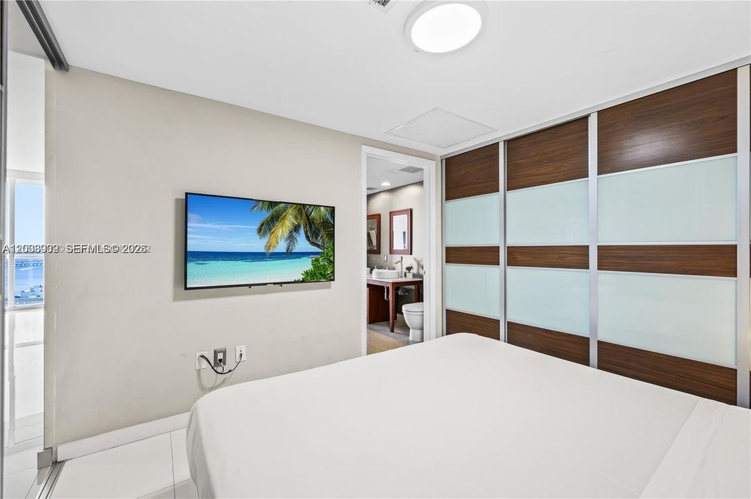 For Sale: $1,150,000 (2 beds, 1 baths, 953 Square Feet)