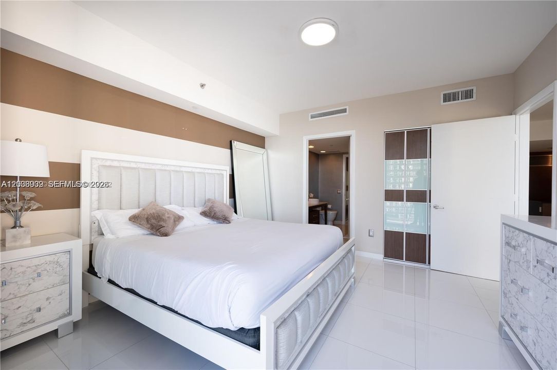 For Sale: $1,150,000 (2 beds, 1 baths, 953 Square Feet)