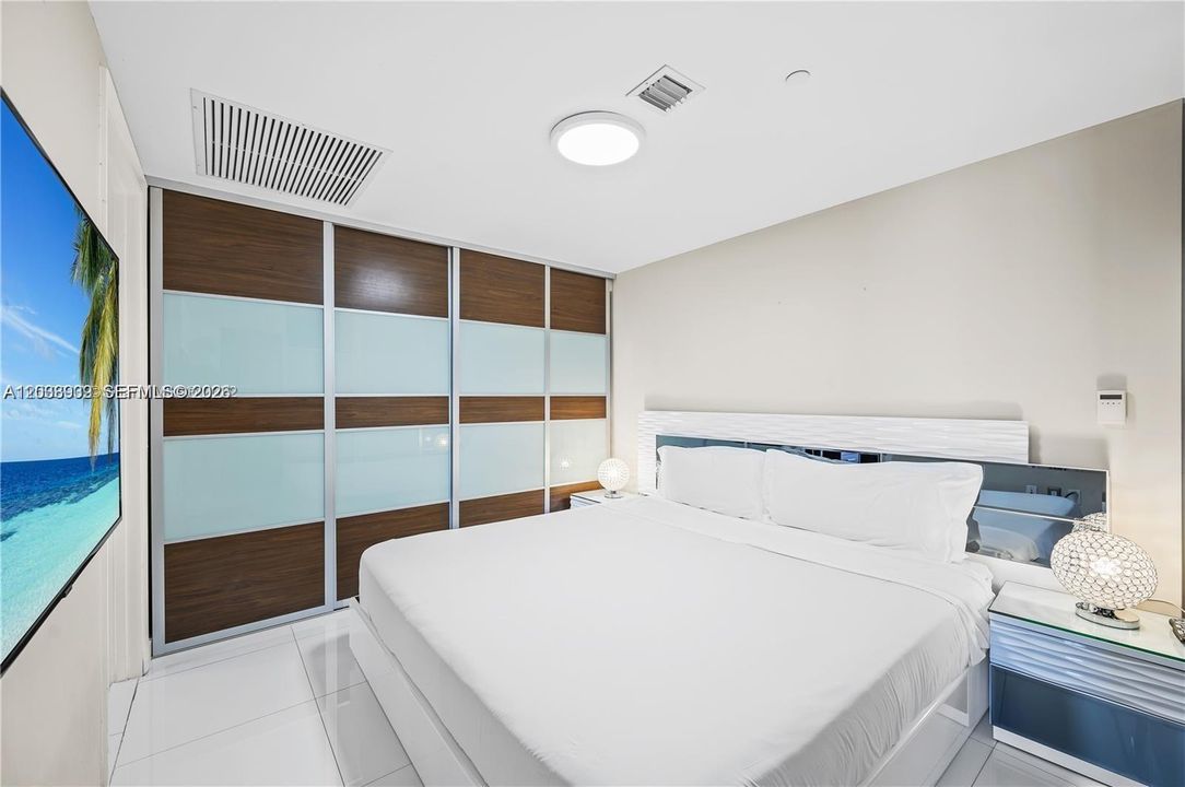 For Sale: $1,150,000 (2 beds, 1 baths, 953 Square Feet)