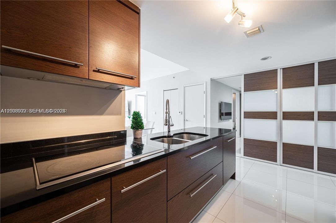 For Sale: $1,150,000 (2 beds, 1 baths, 953 Square Feet)