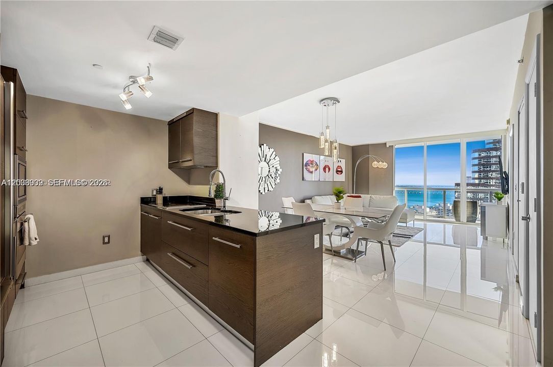 For Sale: $1,150,000 (2 beds, 1 baths, 953 Square Feet)