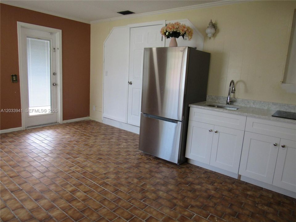 For Rent: $1,250 (1 beds, 1 baths, 1498 Square Feet)