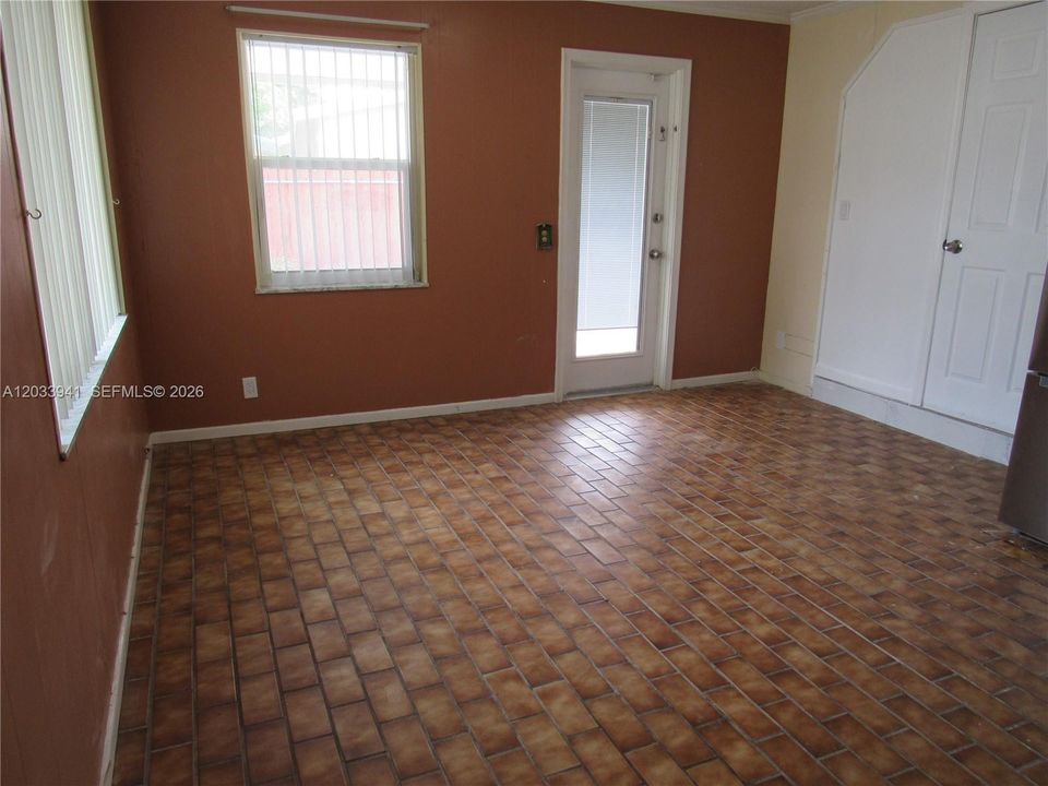 For Rent: $1,250 (1 beds, 1 baths, 1498 Square Feet)