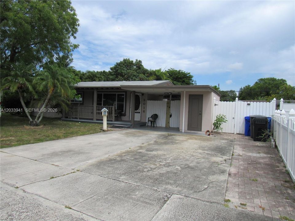 For Rent: $1,250 (1 beds, 1 baths, 1498 Square Feet)