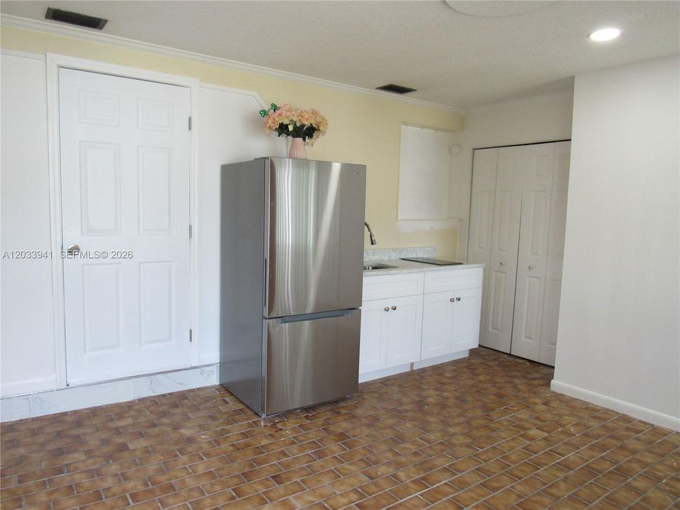 For Rent: $1,250 (1 beds, 1 baths, 1498 Square Feet)