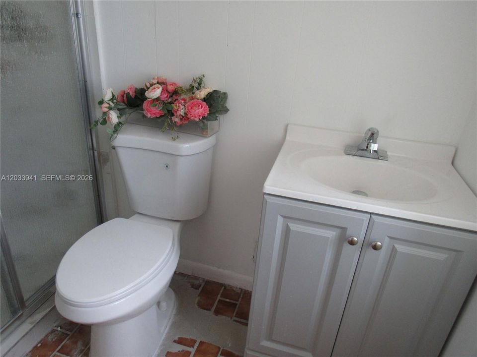 For Rent: $1,250 (1 beds, 1 baths, 1498 Square Feet)