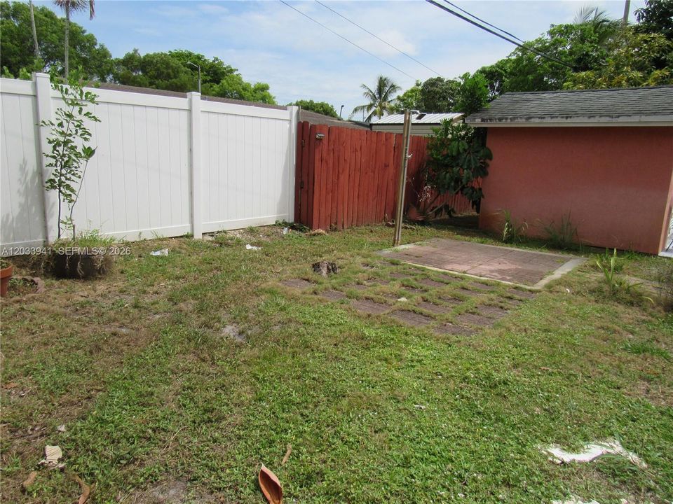 For Rent: $1,250 (1 beds, 1 baths, 1498 Square Feet)