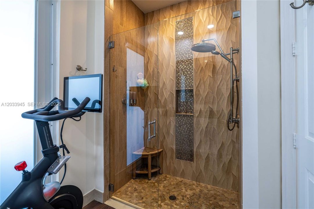 В аренду: $14,000 (6 спален, 4 ванн, 4635 Квадратных фут)