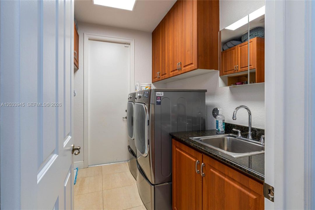 В аренду: $14,000 (6 спален, 4 ванн, 4635 Квадратных фут)