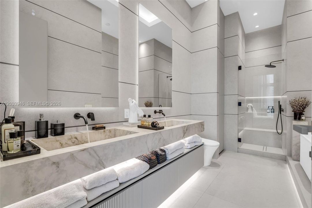 For Sale: $1,560,000 (2 beds, 2 baths, 1168 Square Feet)