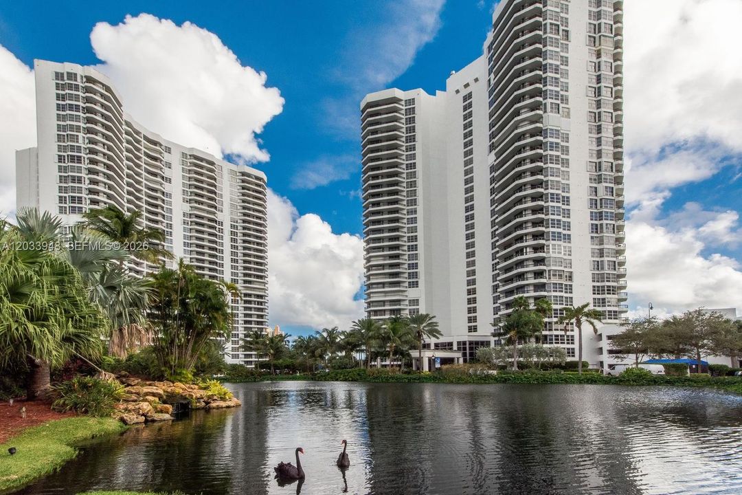 For Sale: $499,000 (2 beds, 2 baths, 1181 Square Feet)
