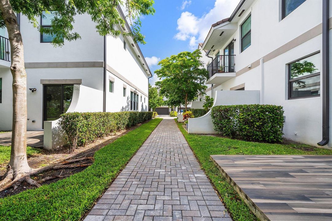 038-4455EAquaBellaLn-FtLauderdale-FL-333