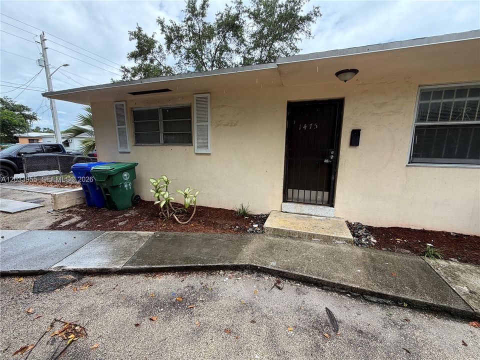 For Rent: $2,200 (2 beds, 1 baths, 750 Square Feet)