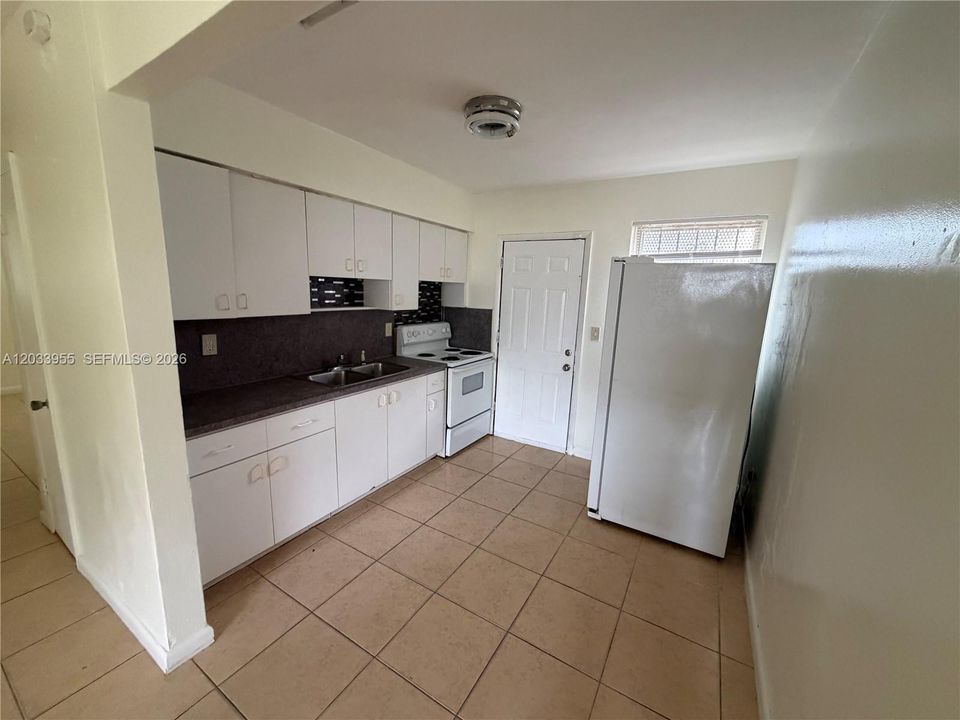 For Rent: $2,200 (2 beds, 1 baths, 750 Square Feet)